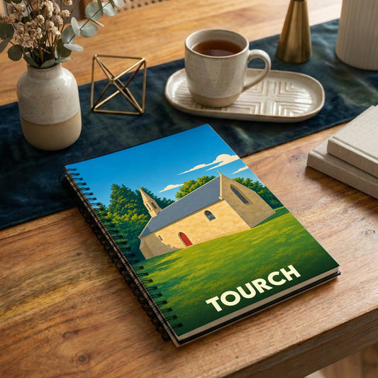 Carnet à spirales souvenir de la ville de Tourch avec une illustration stylisée d'une chapelle bretonne.