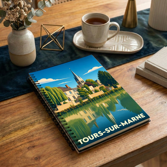 Carnet à spirales souvenir de Tours-sur-Marne arborant une illustration stylisée de la ville au bord de l'eau.