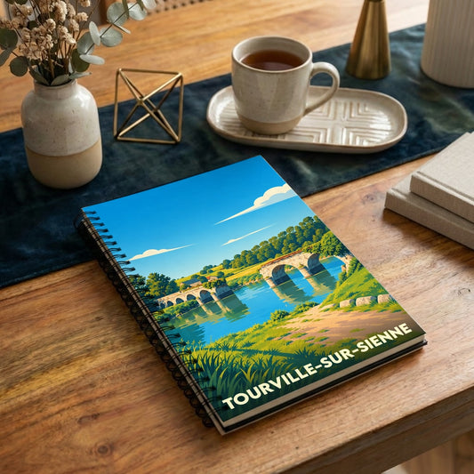 Carnet à spirales souvenir de Tourville-sur-Sienne avec une illustration stylisée de son pont sur la rivière.