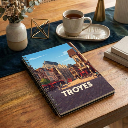 Carnet souvenir de la ville de Troyes avec une illustration stylisée de son architecture.