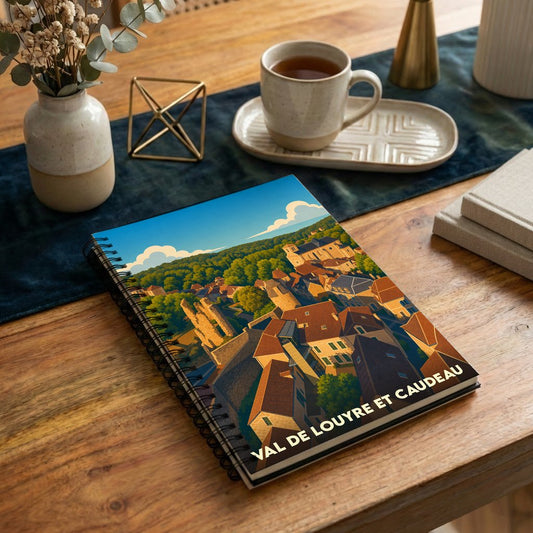 Carnet de notes à spirales souvenir de Val de Louyre et Caudeau avec une illustration stylisée de la ville.