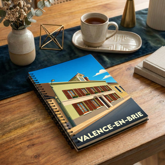 Carnet à spirales souvenir de la ville de Valence-en-Brie avec une illustration stylisée d'une maison traditionnelle.