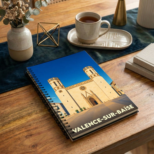 Carnet à spirales souvenir de la ville de Valence-sur-Baïse avec une illustration stylisée de son église.