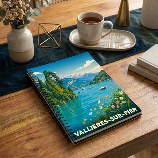 Carnet à spirales souvenir de Vallières-sur-Fier avec une illustration stylisée de lac et de montagnes.