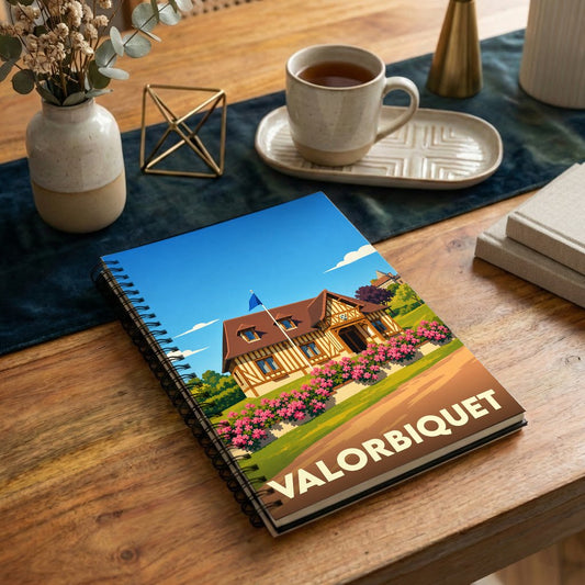 Carnet à spirales souvenir de la ville de Valorbiquet avec une illustration stylisée d'une maison à colombages.