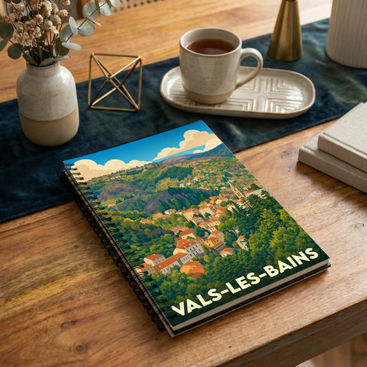 Carnet à spirales souvenir de la ville de Vals-les-Bains avec une illustration stylisée de ses paysages verdoyants.