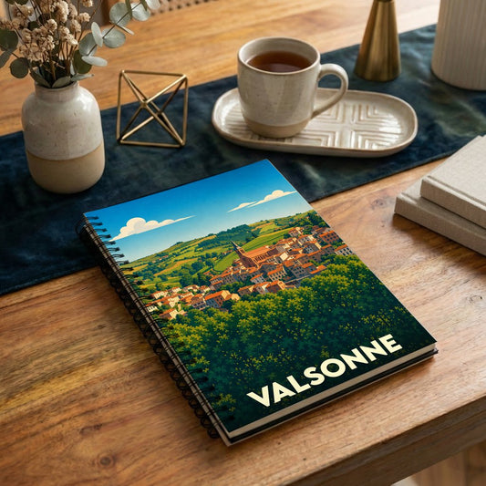 Carnet à spirale souvenir de la ville de Valsonne avec une illustration paysagère stylisée.