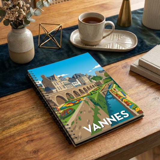 Carnet souvenir de la ville de Vannes avec une illustration stylisée de ses remparts et de ses jardins.