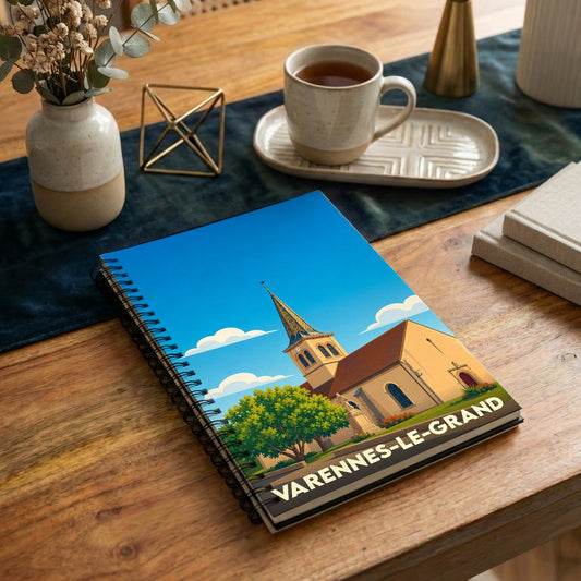 Carnet à spirales souvenir de la ville de Varennes-le-Grand avec une illustration stylisée de son église.