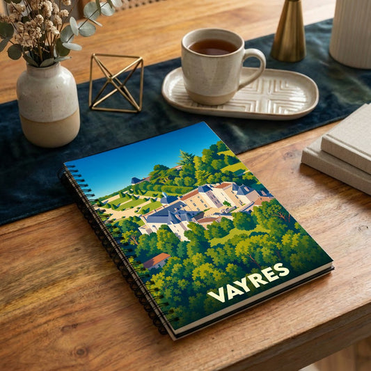 Carnet à spirales souvenir de la ville de Vayres avec une illustration stylisée de son château.