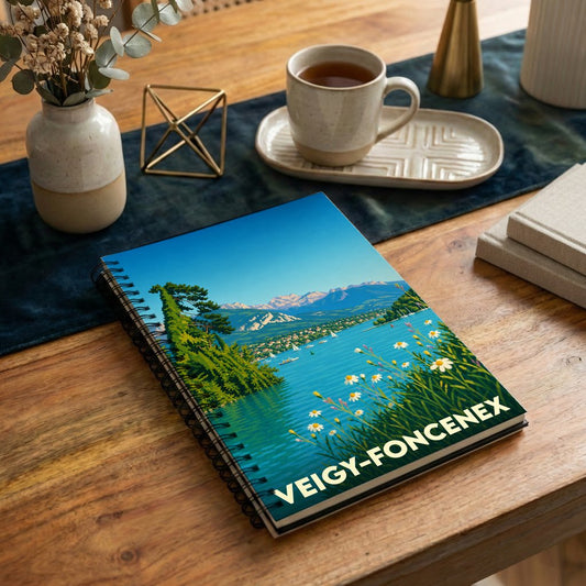 Carnet souvenir à spirale de la ville de Veigy-Foncenex avec une illustration stylisée d'un lac de montagne.