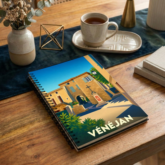 Carnet à spirale souvenir de la ville de Vénéjan avec une illustration stylisée.