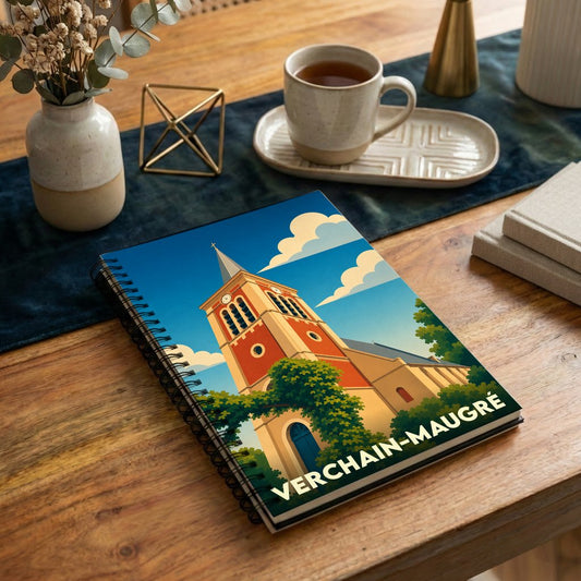 Carnet à spirales souvenir de la ville de Verchain-Maugré avec une illustration stylisée de son église.