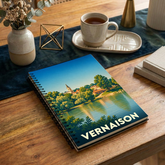 Carnet à spirale souvenir de la ville de Vernaison avec une illustration stylisée des bords de l'eau.