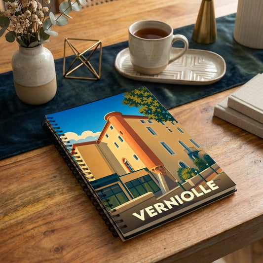 Carnet à spirale souvenir de la ville de Verniolle avec une illustration architecturale stylisée.