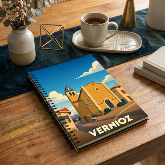 Carnet à spirales souvenir de la ville de Vernioz avec une illustration stylisée de son église.