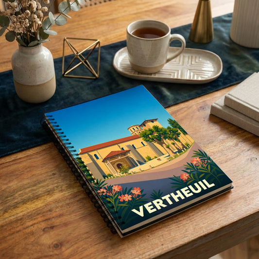 Carnet à spirale souvenir de la ville de Vertheuil avec une illustration stylisée de son abbaye.