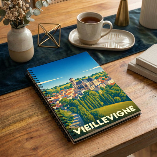 Carnet souvenir de la ville de Vieillevigne avec une illustration stylisée de son paysage urbain.