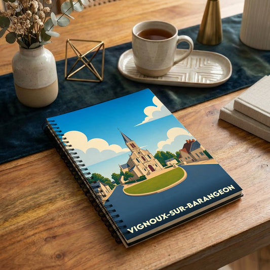 Carnet de notes à spirales souvenir de Vignoux-sur-Barangeon avec une illustration stylisée de son église.