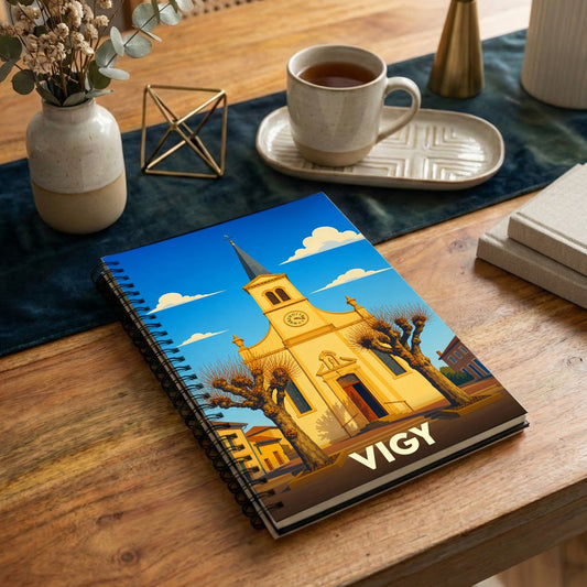 Carnet de notes à spirales souvenir de la ville de Vigy avec une illustration stylisée de son église.