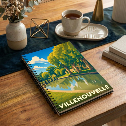 Carnet souvenir de la ville de Villenouvelle avec une illustration stylisée d'un paysage arboré au bord de l'eau.