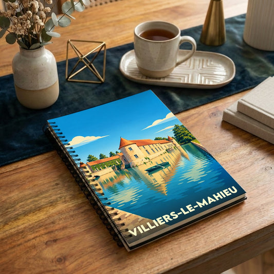 Carnet à spirales souvenir de la ville de Villiers-le-Mahieu avec une illustration stylisée de son château bordé d'eau.