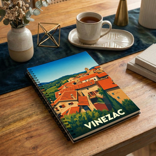 Carnet à spirales souvenir de la ville de Vinezac avec une illustration stylisée de ses toits provençaux.