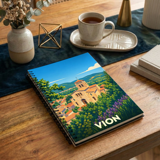 Carnet souvenir de la ville de Vion avec une illustration stylisée de son église et des paysages de l'Ardèche.