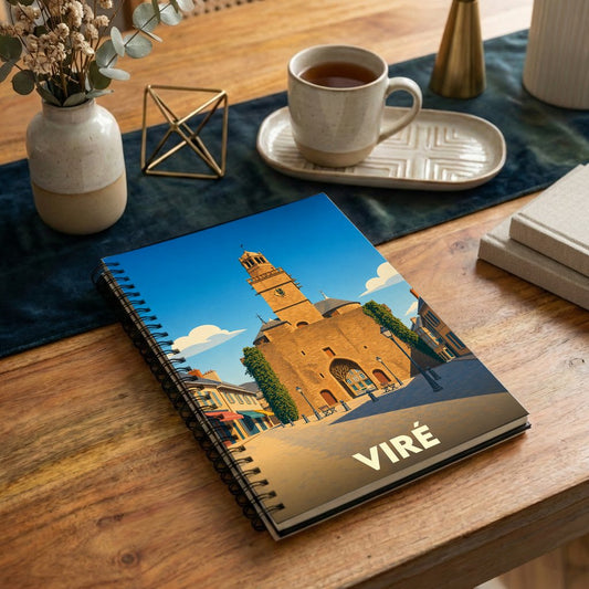 Carnet à spirale souvenir de la ville de Viré illustré d'un dessin stylisé de sa porte monumentale.