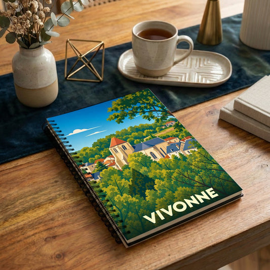Carnet à spirale souvenir de la ville de Vivonne avec une illustration stylisée de son église et de sa forêt.