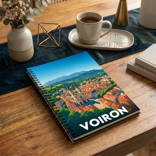 Carnet souvenir de la ville de Voiron avec une illustration stylisée de son église et des montagnes.