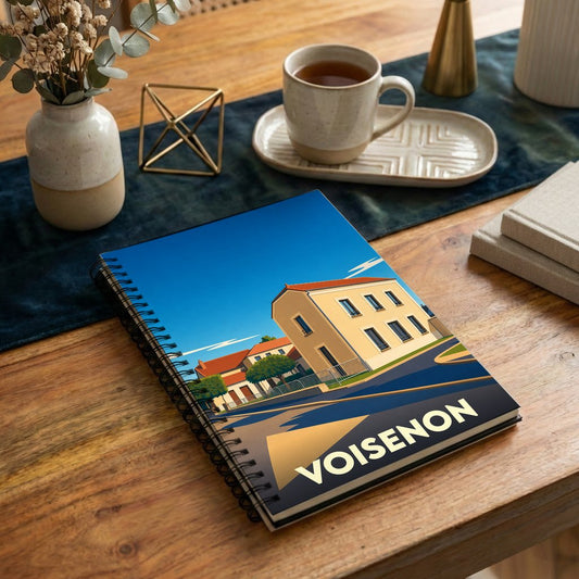 Carnet à spirales souvenir de la ville de Voisenon avec une illustration stylisée.