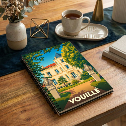 Carnet à spirales souvenir de la ville de Vouillé orné d'une illustration stylisée de son château.