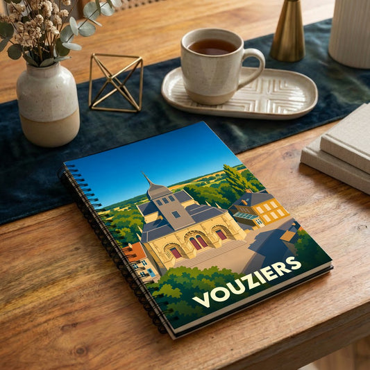 Carnet à spirales souvenir de la ville de Vouziers avec une illustration stylisée de son église.