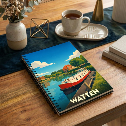 Carnet de notes souvenir de la ville de Watten avec une illustration stylisée d'une péniche à quai.