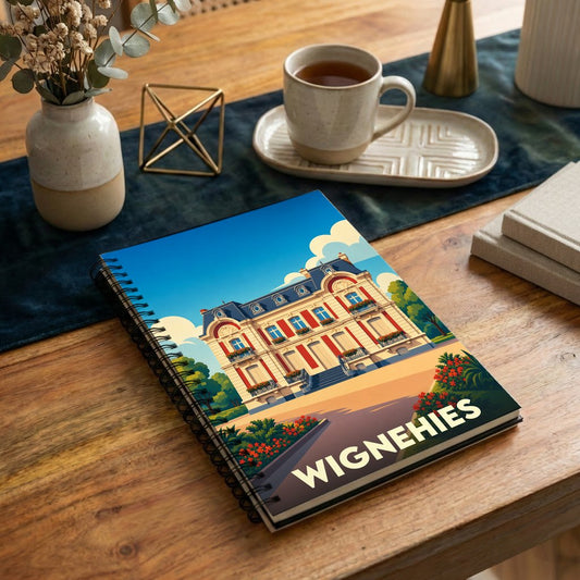 Carnet à spirales souvenir de la ville de Wignehies avec une illustration stylisée de son patrimoine architectural.