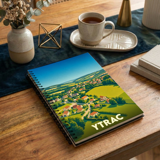 Carnet à spirale souvenir de la ville d'Ytrac avec une illustration stylisée de son paysage vallonné.