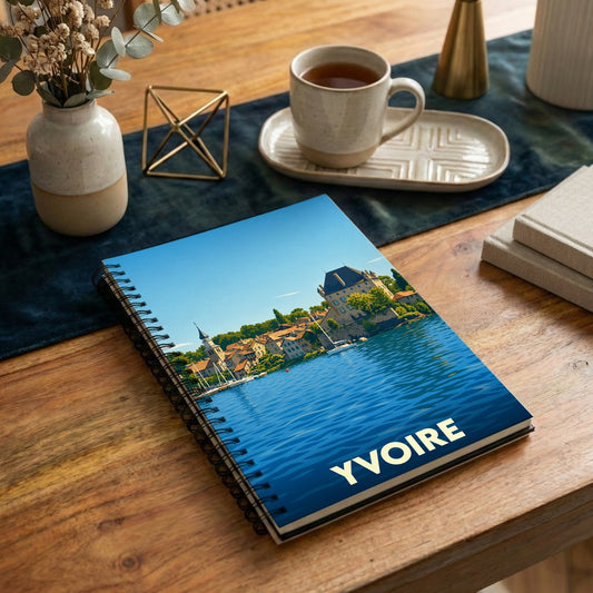 Carnet souvenir à spirales de la ville d'Yvoire avec une illustration stylisée du lac et du village.