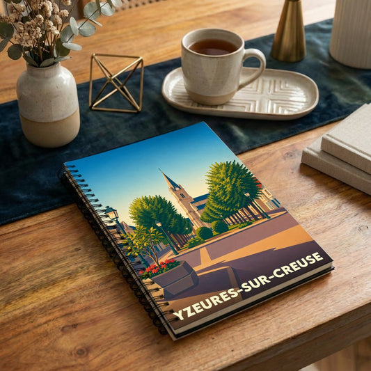 Carnet souvenir de la ville de Yzeures-sur-Creuse avec une illustration stylisée de son église et de ses rues.
