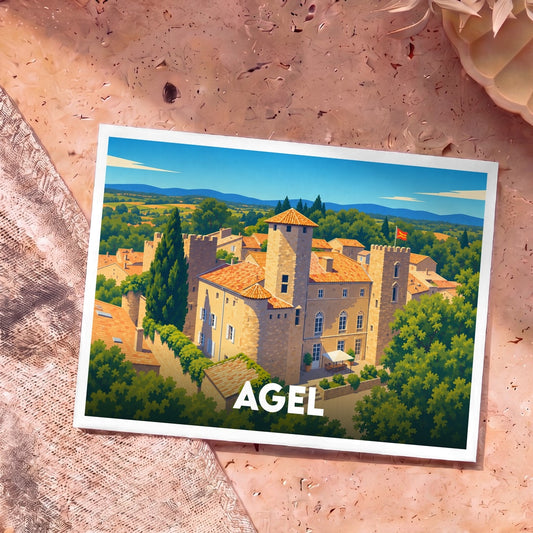 Carte postale souvenir de la ville d'Agel avec une illustration stylisée de son château et de son paysage vallonné.