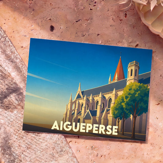 Carte postale souvenir de la ville d'Aigueperse avec une illustration stylisée de son église sous un ciel bleu.