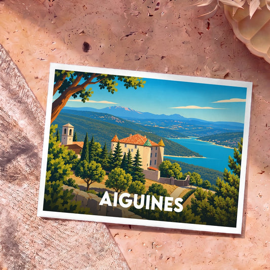 Carte postale souvenir de la ville d'Aiguines illustrant son château et le lac de Sainte-Croix dans un style rétro.