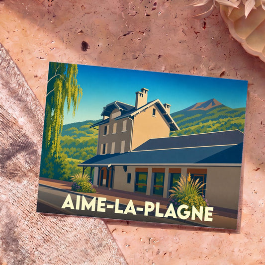 Carte postale souvenir de la ville d'Aime-la-Plagne avec une illustration stylisée de sa gare de montagne.
