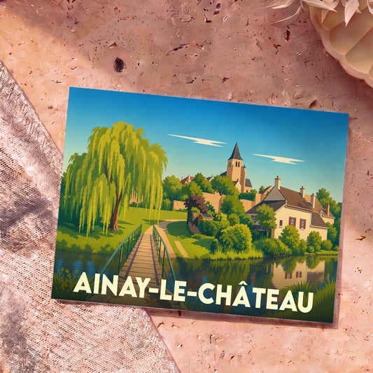 Carte postale souvenir de la ville d'Ainay-le-Château avec une illustration stylisée.
