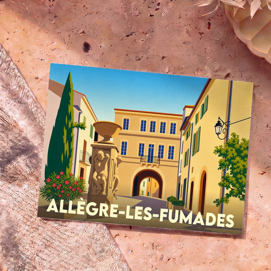 Carte postale souvenir de la ville d'Allègre-les-Fumades avec une illustration stylisée d'une place ensoleillée.