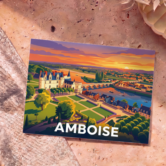 Carte postale souvenir de la ville d'Amboise illustrant son château et la Loire dans un style graphique coloré.