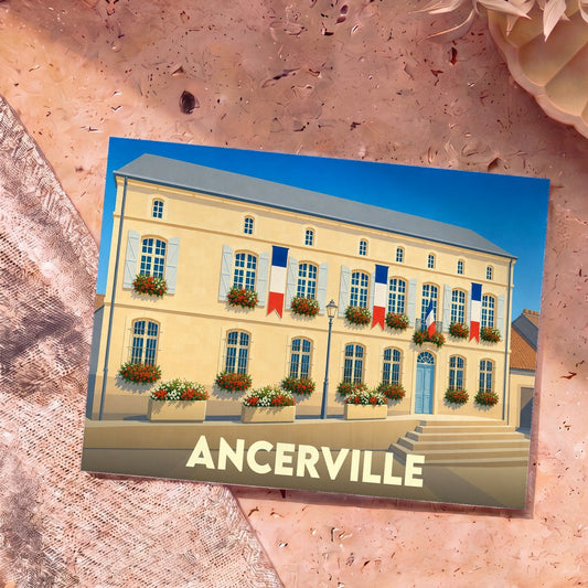 Carte postale souvenir d'Ancerville arborant une illustration stylisée de la mairie pavoisée de drapeaux français.