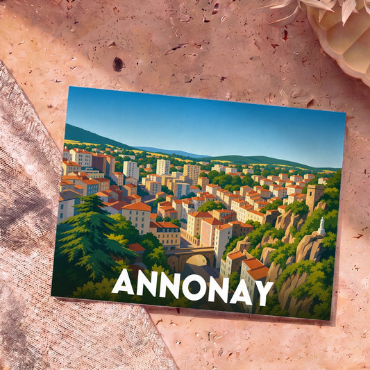 Carte postale souvenir de la ville d'Annonay présentant une illustration colorée et stylisée de ses paysages urbains et vallonnés.