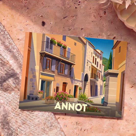 Carte postale souvenir de la ville d'Annot illustrant une ruelle provençale ensoleillée et fleurie.