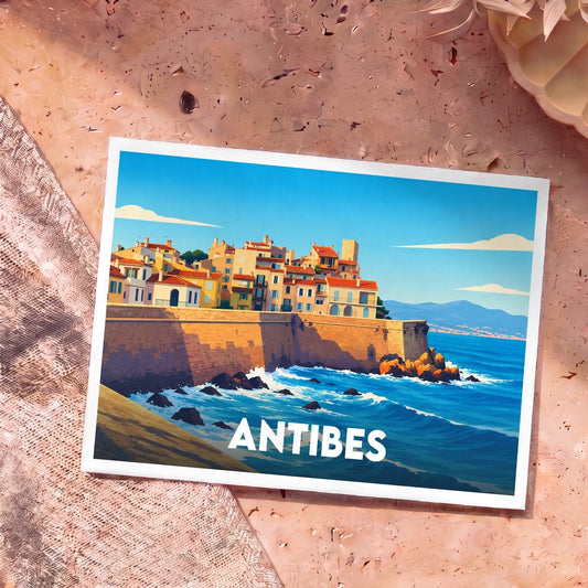 Carte postale souvenir de la ville d'Antibes avec une illustration stylisée de ses remparts face à la mer.